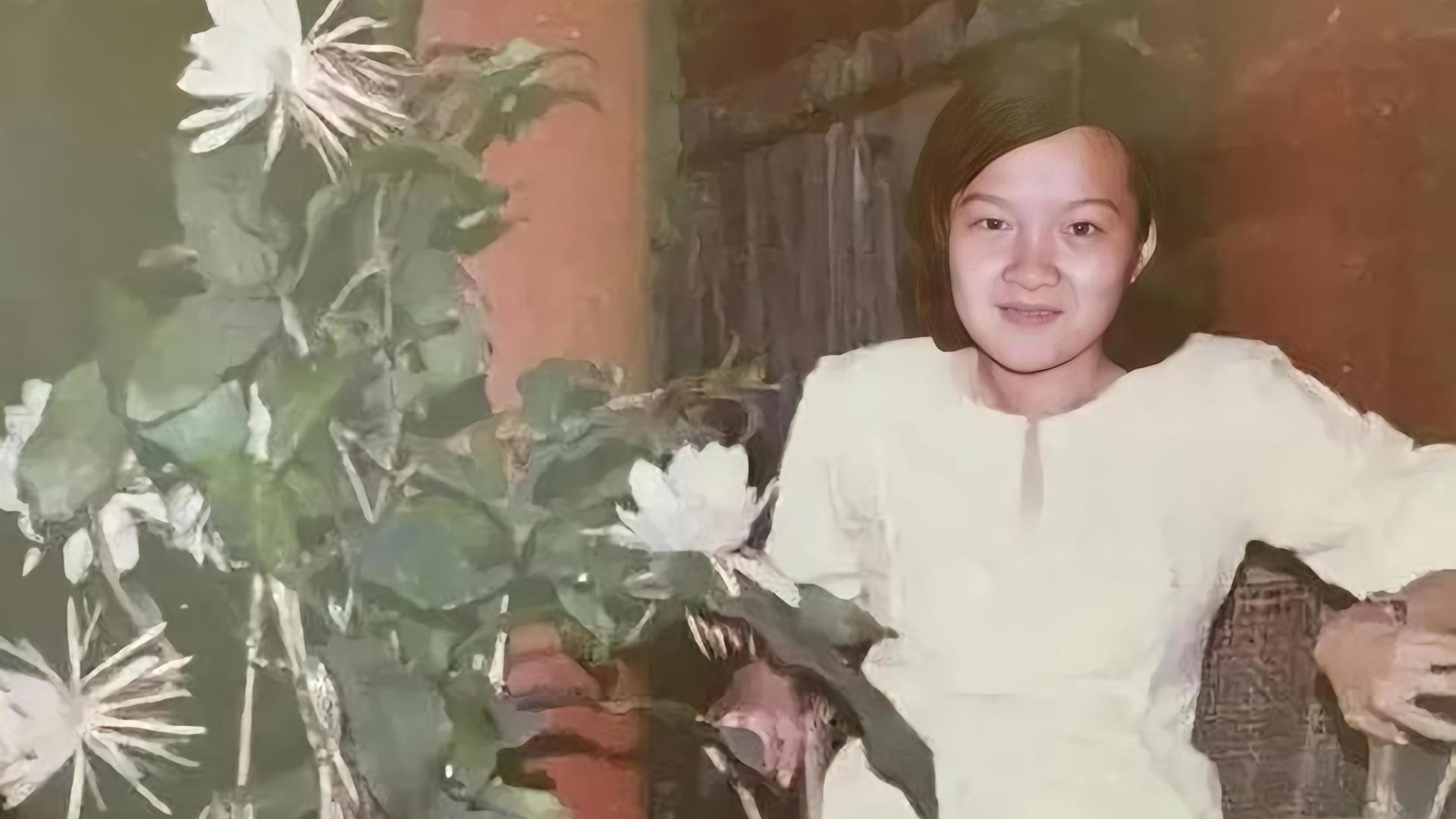 洪晃现场表演买家秀？网友直言可爱的格格巫！气场不需要服饰加持