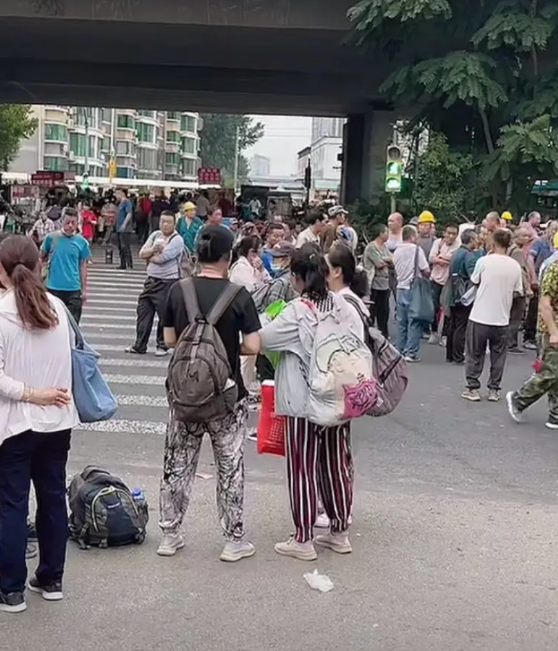 山东劳务市场的清晨女工用工价格

今天是6 月26日星期四，天没有大亮， 劳务市