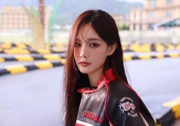 李一桐机车服大片绝了！皮衣配长发又酷又飒，眼神杀直接封神，从甜妹变拽姐帅炸了！这