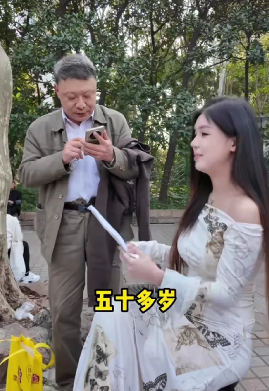 男人至死都是少年，这句话一点都没错。
这位大叔50多岁了，在相亲角一眼就看中了1