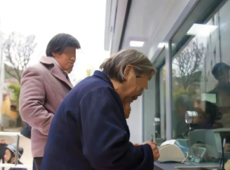 浙江遂昌，一女子拿存折来到银行准备取款10000元，但银行却表示存折中的钱已经取