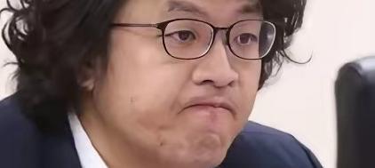 沈伯洋的噩梦降临！
曾叫嚣“大陆是台湾唯一敌人”的沈伯洋，如今面对公安通缉，坐不