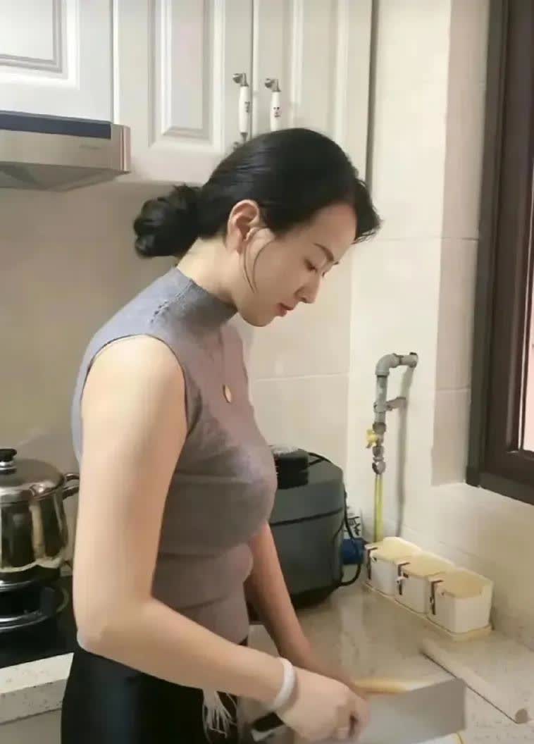 你说得对，前三十年大伙儿的苦干就是为了给咱们的未来铺路，咱们得客观看待老一辈为国