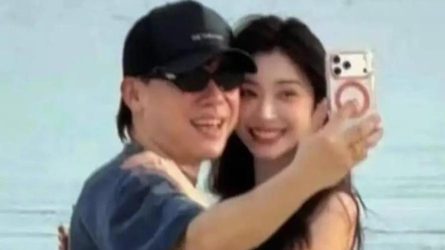 胡彦斌易梦玲恋情实锤！两人相差16岁海边拥吻，戴情侣表看话剧