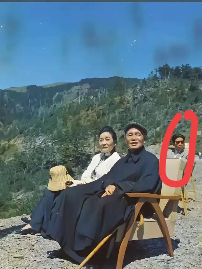 蒋中正和夫人宋美龄
这个人谁呢？
能跟他合影，
身份应该不一般。
大家有认识的吗