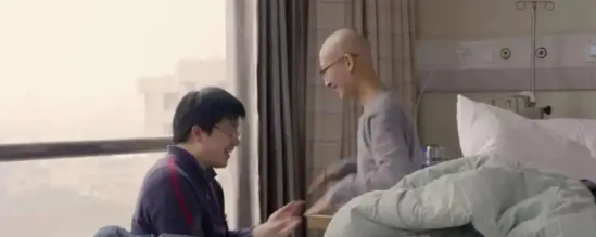 2015年，上海一位怀孕两个月的女博士被确诊患癌，丈夫得知后情绪失控，痛哭不已。