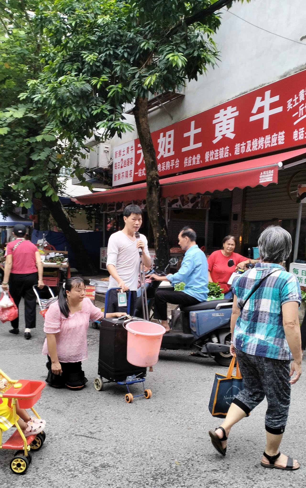 南宁边阳菜市场看到这一幕！心酸！
夫妻俩都是残疾人，男的一条腿折了，女的双脚下肢
