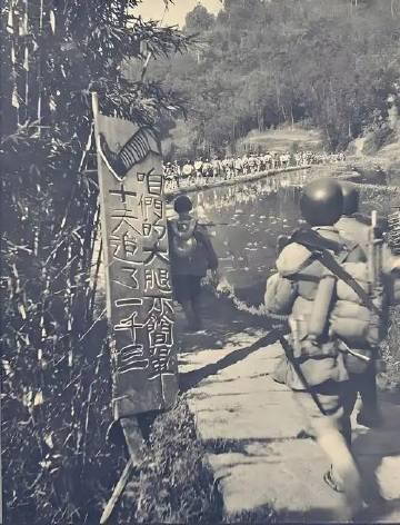 1949年秋天，人民解放军进驻甘肃武威城后忙着张贴安民告示稳定秩序。三个操四川口
