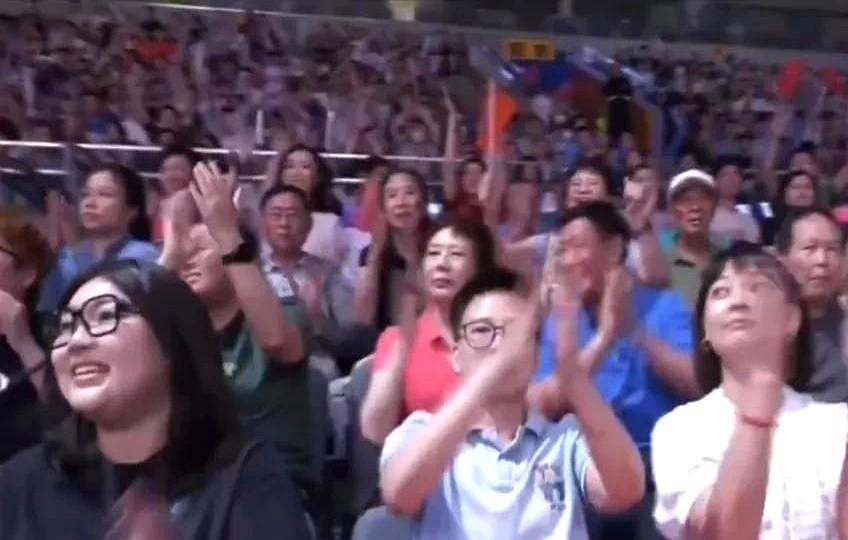 中波女排大战目前比分打成1比1。
其实挺佩服赵勇主帅的，关键时候敢换人，这魄力真