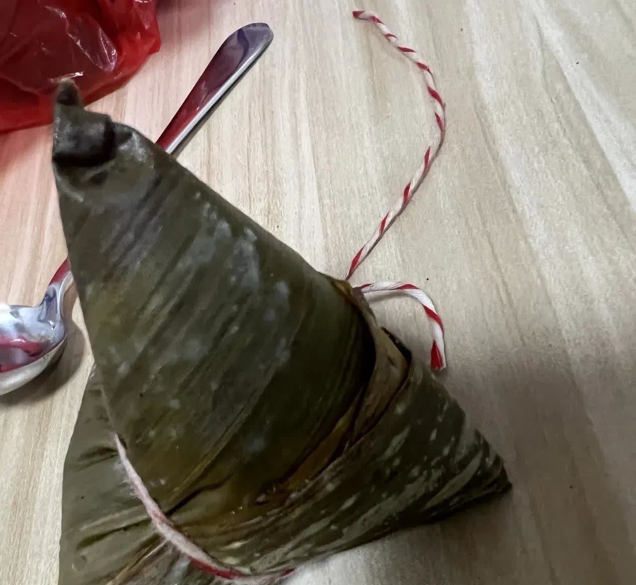 浙江，一名女子在端午节包了些粽子，剩了一些没吃完，她就准备放到冰箱里。可是，老公