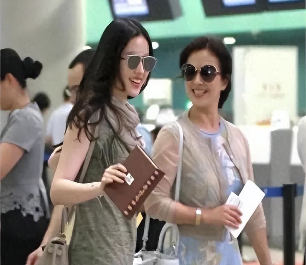 刘亦菲与母亲机场同框，65岁妈妈身姿优雅，母女美人基因太强大！
素材选自网络