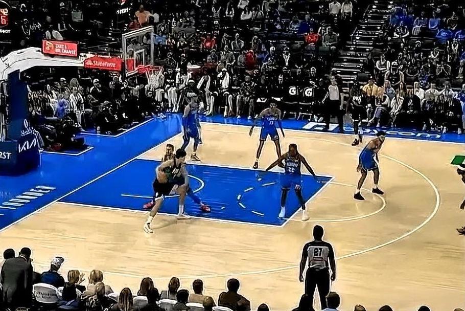 杨瀚森终于进三分了！
在今日开拓者对阵雷霆的第二节比赛中，杨瀚森弧顶接球自信三分