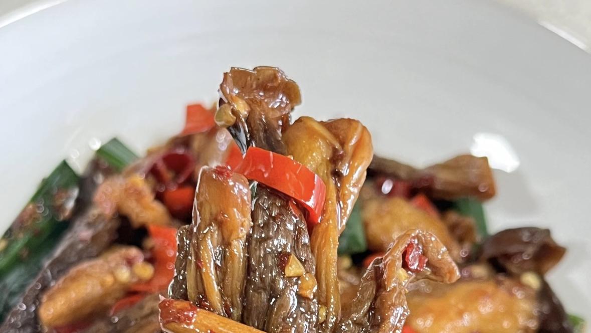 五花肉炒鹿茸菇：一口脆嫩，把肉都比下去的米饭杀手