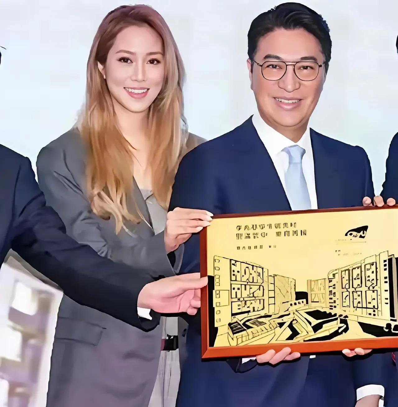 徐子淇生子获赠豪宅











天呐！豪门媳妇不好当，这简直是拿命在拼
