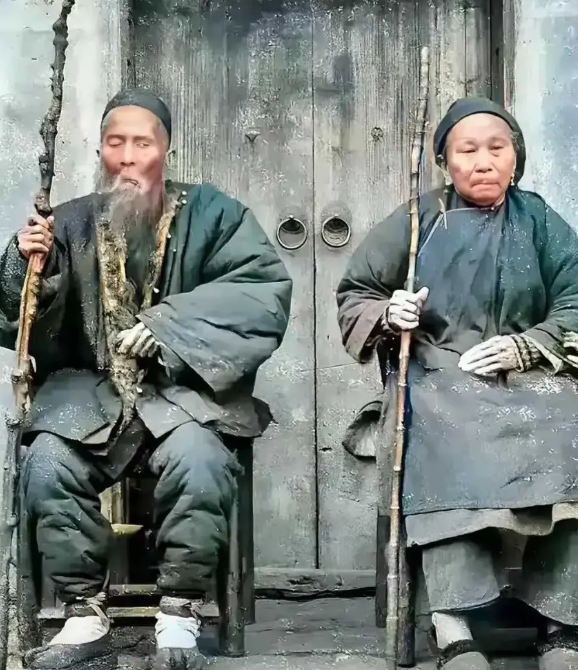 80年前真实的地主和地主婆，可不是穿金戴银高高在上的样子，看着怪可怜的。
脏兮兮
