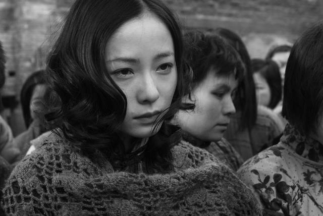 1943年，一个女人受到日本人的侮辱，在山洞里生下了一个男孩。她本想解开衣服给孩