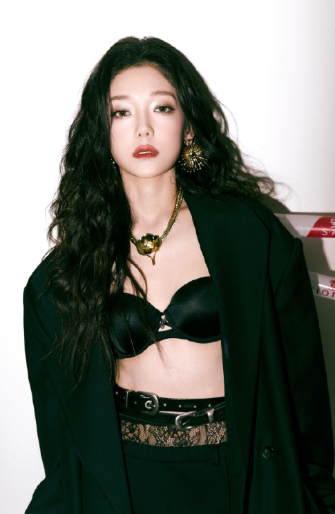 希林娜依高的黑色小性感妆造，真的可以的哦！