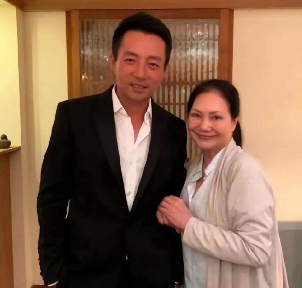 汪小菲，真男人。
2月3日，大S遗体被火化之前，汪小菲打电话给S妈黄春梅，将她臭