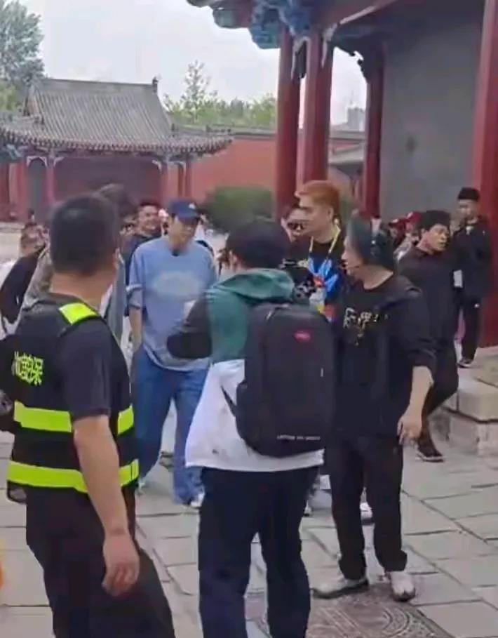 有网友在故宫拍到一群人浩浩荡荡拍戏，二十多人跟着往前走，保安不停挥手让游客让路。