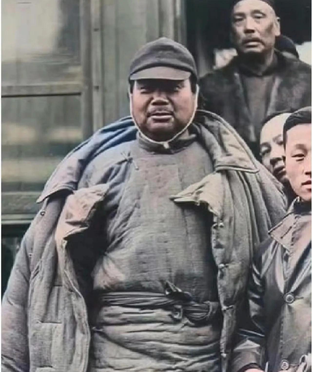 那年南京城的晨光里，蒋介石派来的轿车停在冯玉祥公馆外。侍从盯着门口那个穿粗布褂子