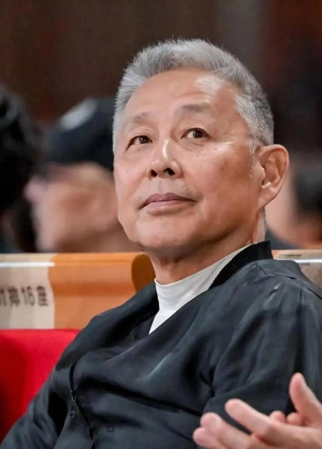 71岁陈道明主持影协会议！白发苍苍显沧桑，吴京，黄晓明等大咖出席。
作为影协主席