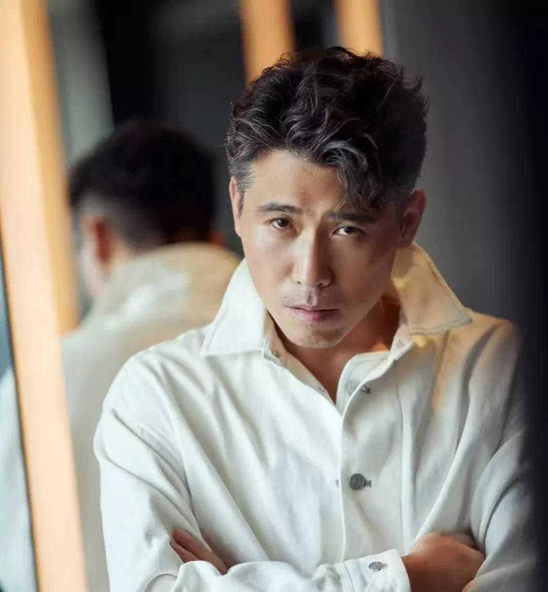 我怀疑过李乃文在作秀 也怀疑过李乃文在立人设 万万没想到，他持续做公益十七年没停