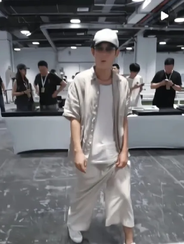 迄今为止，
还没有一个比他潮的港星，刘德华不行，谢霆锋也不行！