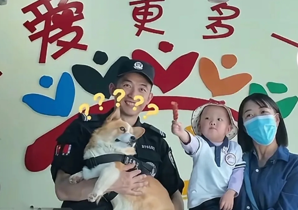 被福仔抢走烤肠的小朋友现身了，他获得双倍“赔偿”，却把另一根烤肠拿给福仔一起分享