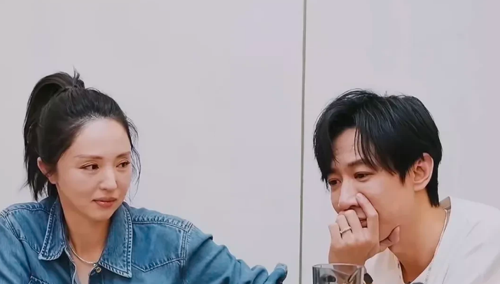不光董璇懵了
现在观众也懵了
天天拿去世的爹妈说事就算了，这次又拿96岁的姥姥出