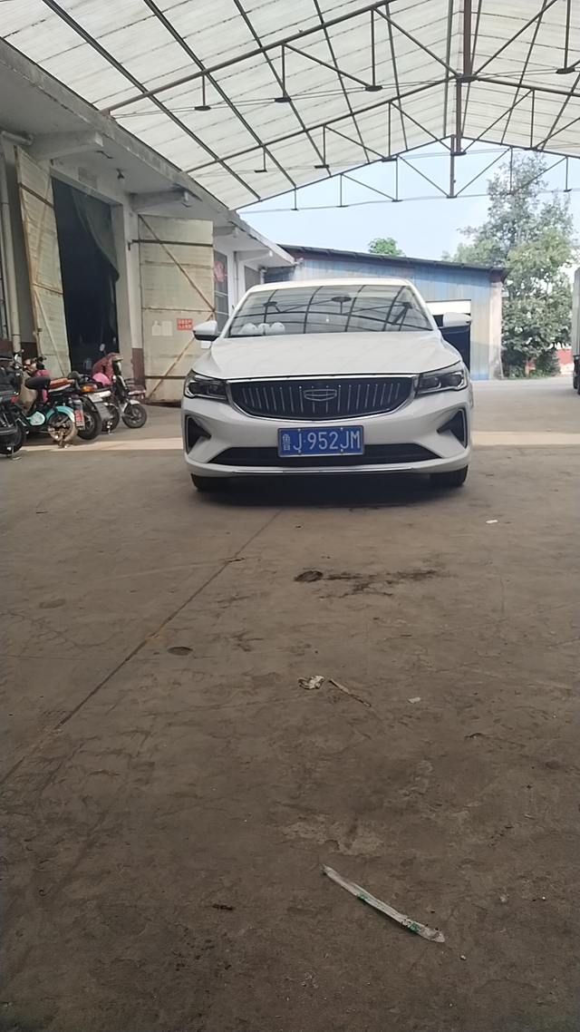 吉利第四代帝豪23款冠军版自动豪华型
自购车到现在已行驶2000多公里，平均油耗