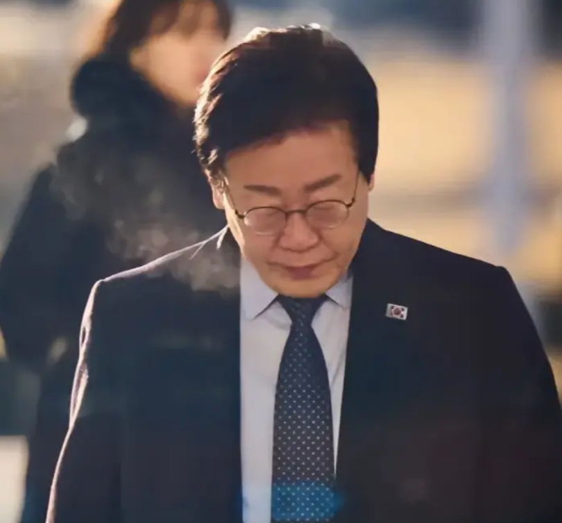本以为李在明会成为下一个文在寅，却没成想他复制粘贴了尹锡悦！
当李在明告诉世人，