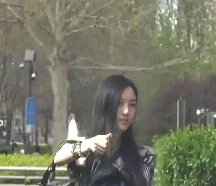 近日，网友偶遇#王菲小女儿李嫣，她现在真的好漂亮啊，真的不是浓妆艳抹的那种漂亮，