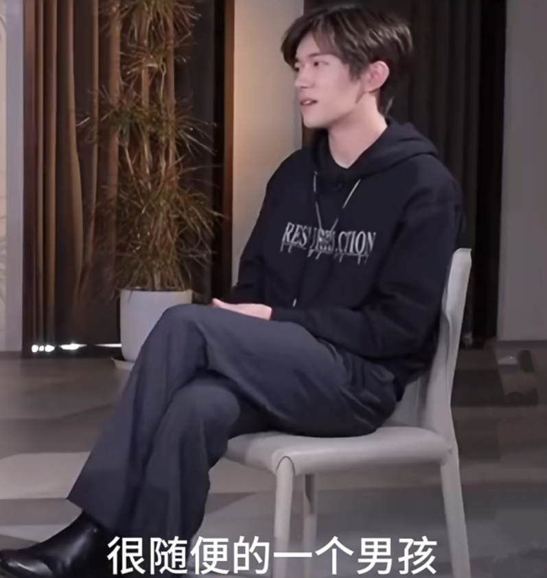 易烊千玺说：如果不拍电影我会去烧陶瓷，就爱玩点儿泥巴，我一直都是喜欢泥塑的！
