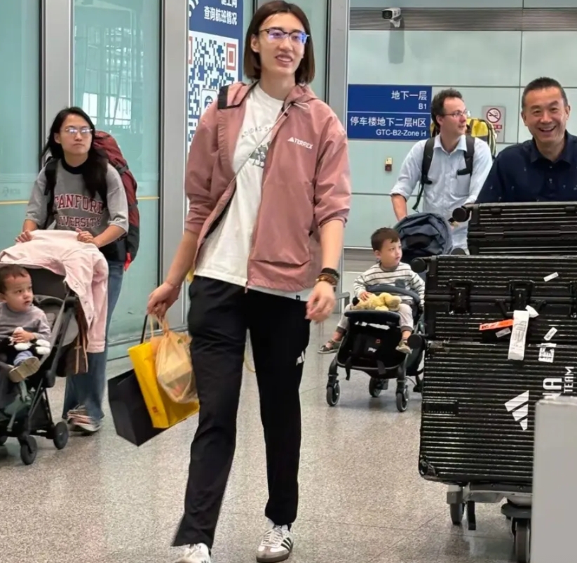 中国女排今天上午低调抵达北京，首都机场没有接机的球迷！姑娘们推着自己的行李箱陆续
