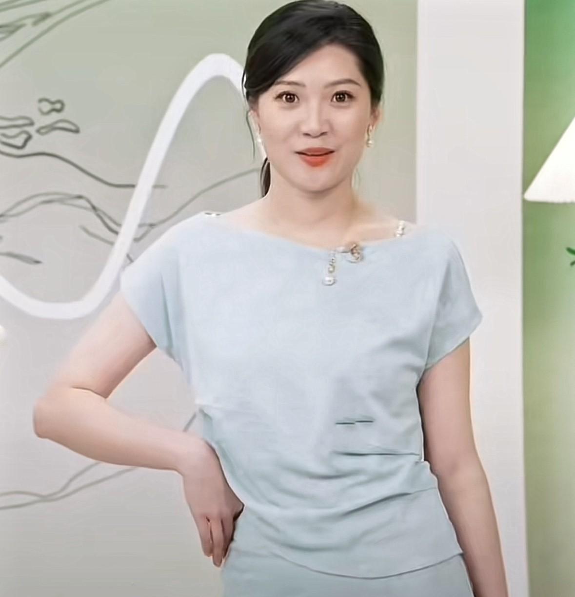 盼盼卖衣服，卖出了＂虎妞＂的感觉。
盼盼一番操作下来，让人觉得穿上这套衣服，既不