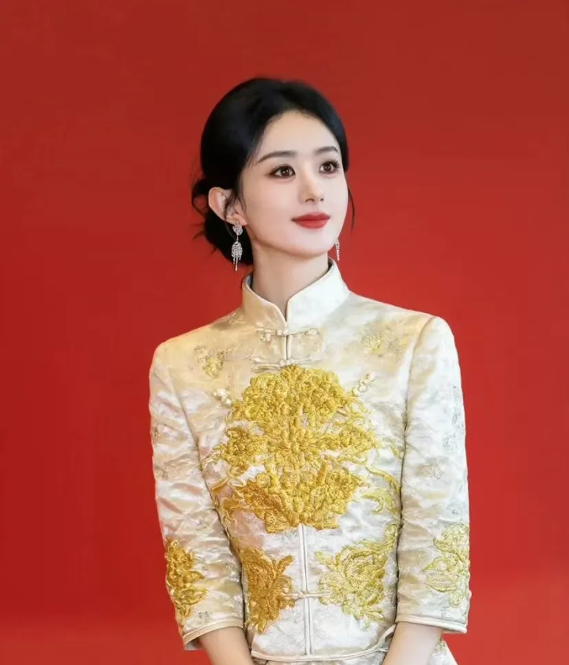 赵丽颖真是个迷，越来越看不懂了，

你说她漂亮吧
身材比例上长下短，身高偏矮骨架