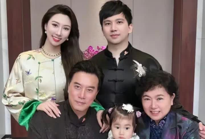 陈强女儿陈丽达与丈夫张山和女儿女婿一家人的一张珍贵的家庭照，陈丽达没有像哥哥陈佩
