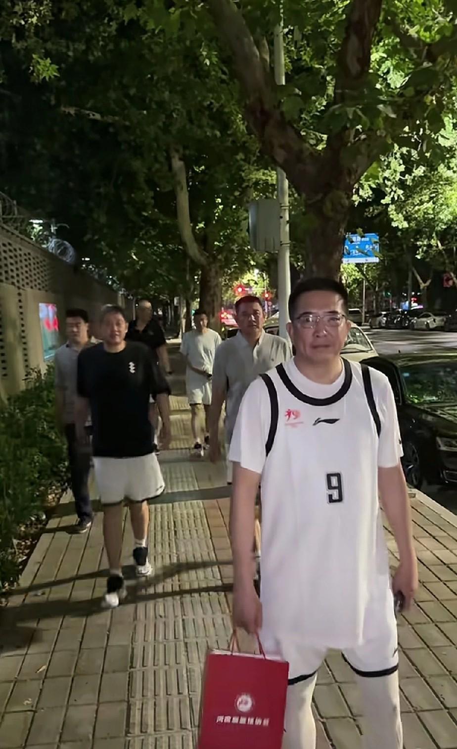 认识这帮老伙计，最小的都是80后吧。那时的篮球技术纯粹而干净，不像现在花里胡哨的