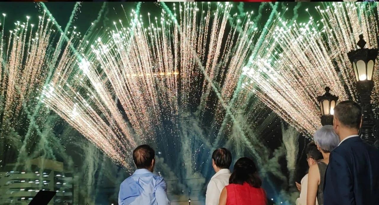 小马科斯夫妇参加在马尼拉举办的灯光烟火秀，庆祝中菲建交50周年。
小马科斯在活动