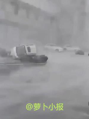 济南遭遇极端天气，恐怖如斯，仿佛末日。
7月7日，济南，暴雨、狂风、冰雹三箭齐发