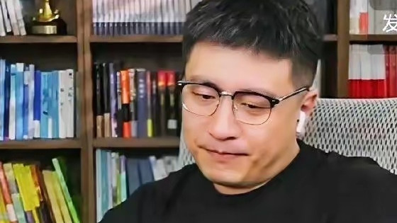 张雪峰戴眼镜直播，重申个人立场，网友：看起来斯文多了！