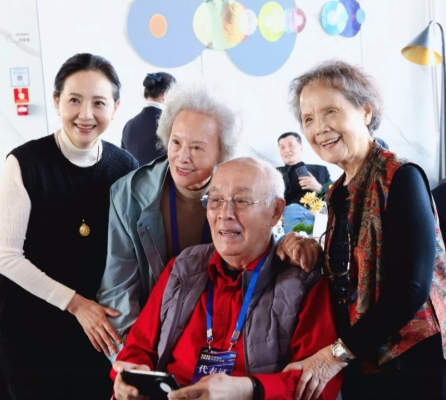 仔细看，站在后面的高放、贺小书，还有坐着的许还山三位老艺术家，如今虽然年龄大了，