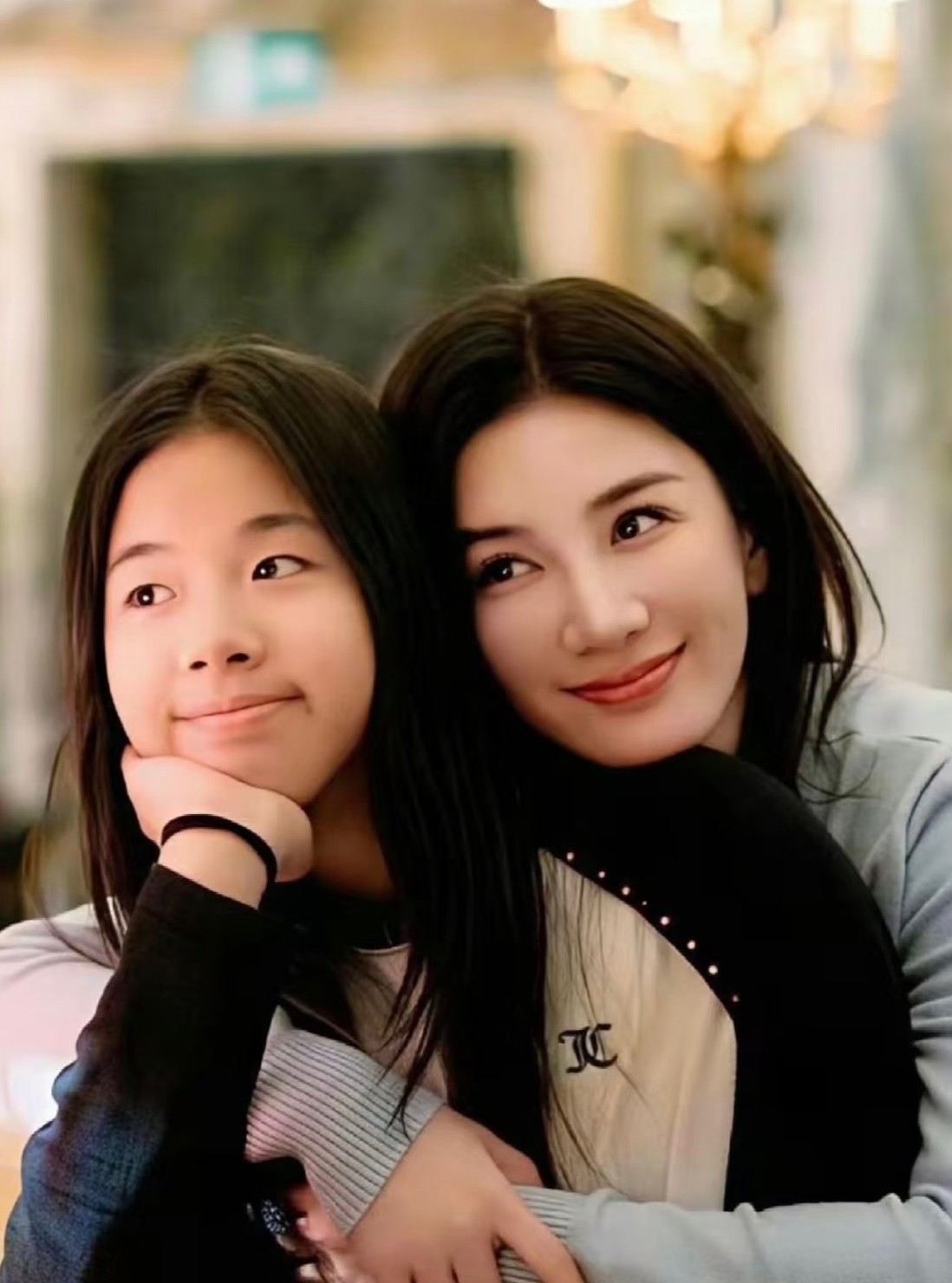 黄奕反对女儿去韩国出道我不觉得奇怪。
奇怪的是，
他们讨论这件事的时候为什么那么