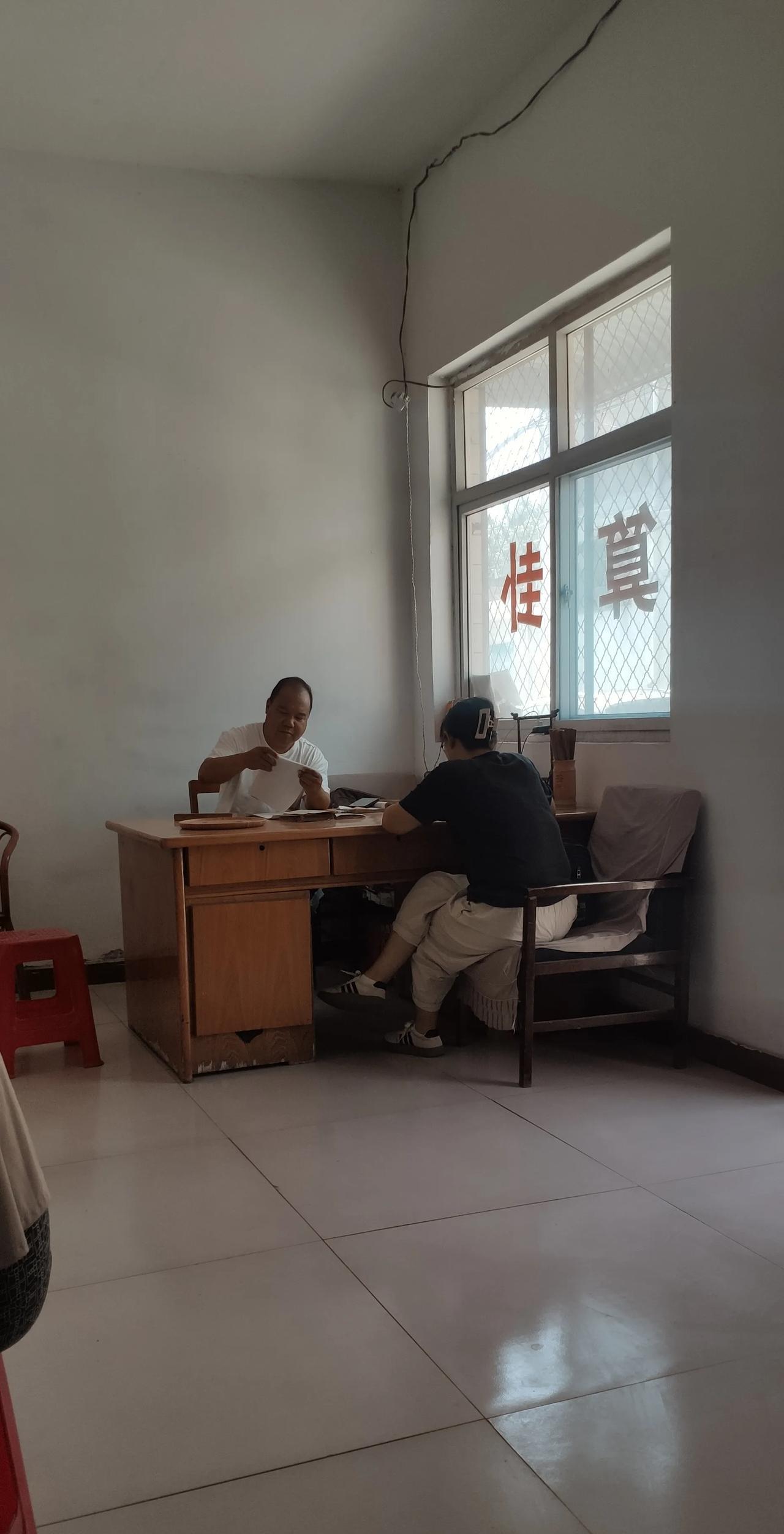 邻居从小就对周易算法感兴趣，初中毕业后，游走于各地去拜访同门中人，到现在已30多