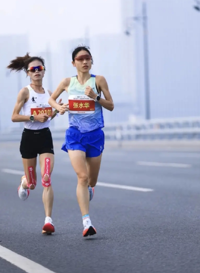 跑的最快的女护士面临的矛盾

其实很容易解决，可是，她为什么不去解决，而是哭诉呢