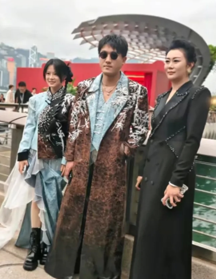 力饼媛在抖音活动中表演的节目《天下》，很精彩，他们的专业功底能使熟悉的曲子锦上添
