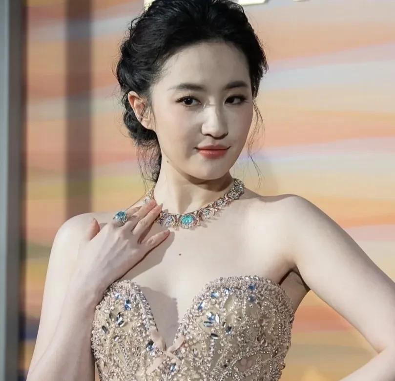 刘亦菲和宝格丽真的是完美适配，所以每次其实都是人和珠宝相辅相成、相得益彰。
但总