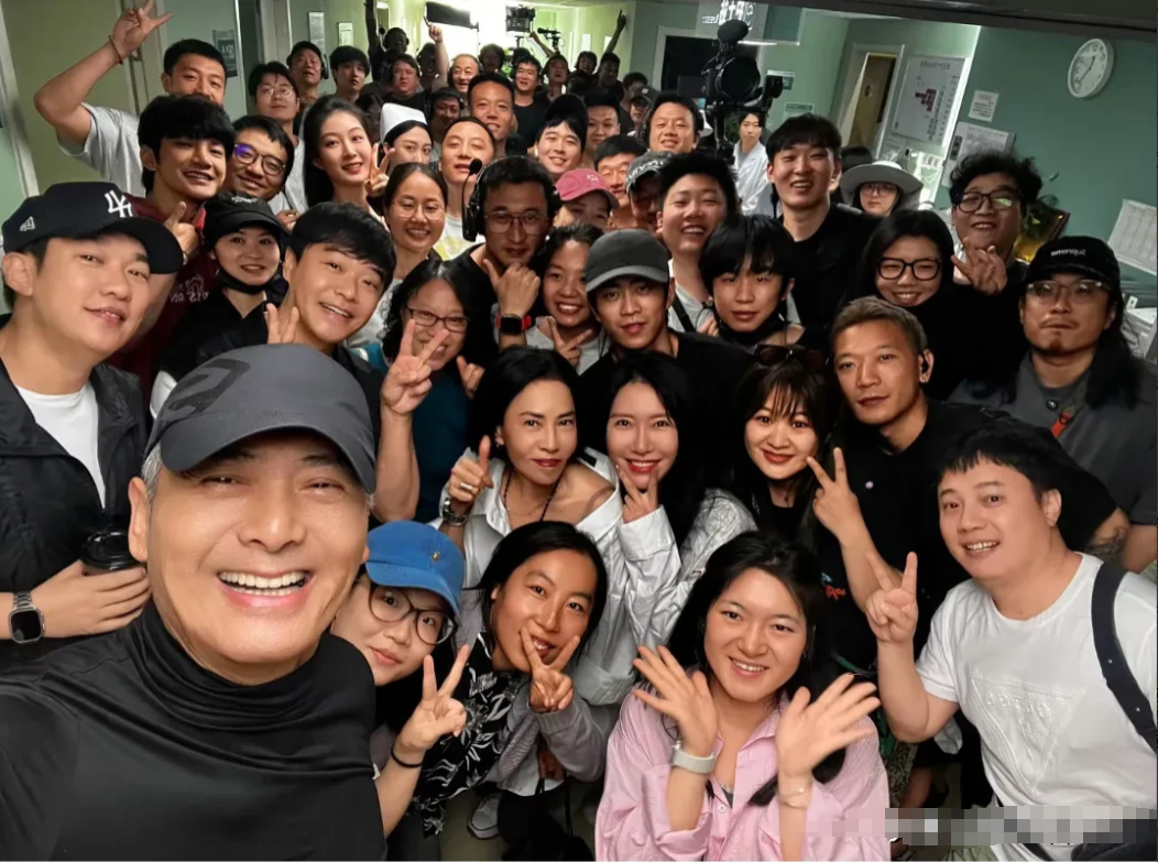 前几天周润发到北京后，专门去了陈思诚正在拍摄的剧组《10间敢死队》探班。
然后并