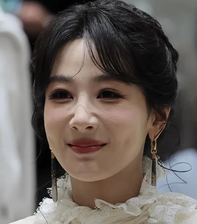 这才是真实的杨紫，
就算是生图也吊打一片女星啊！
现如今的娱乐圈，
有颜值
