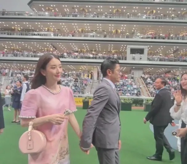 郭富城带老婆参加活动，都看不出他们相差22岁，天王保养得很好